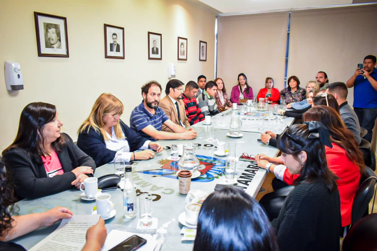 Reunión con diputados y sobrevivientes.