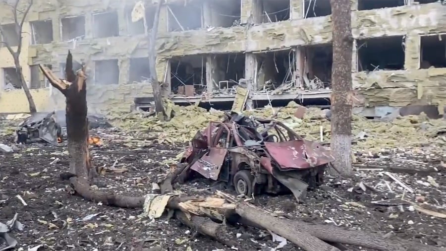 Una casa alcanzada por bombas rusas.