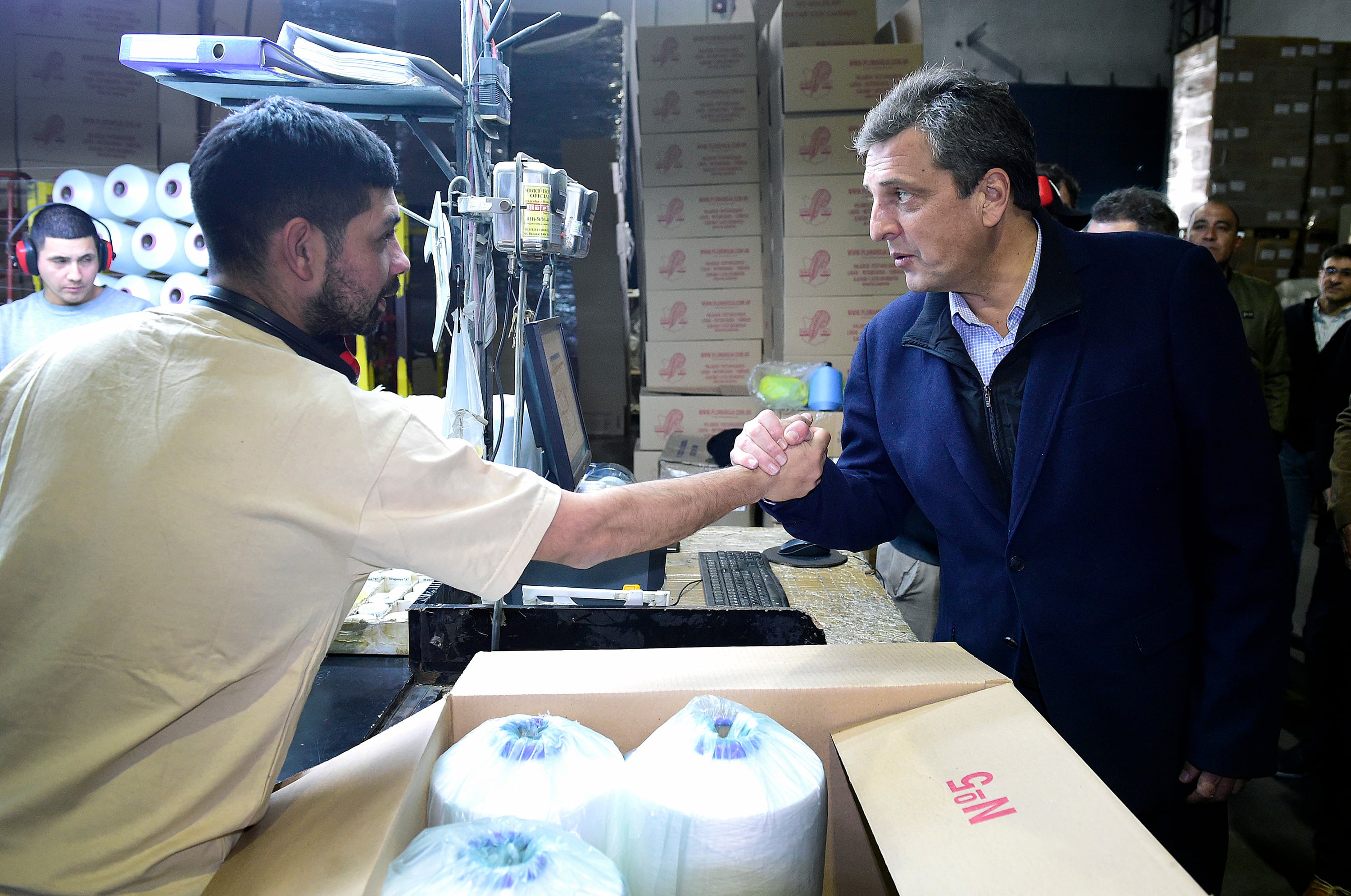 El ministro de Economía y candidato presidencial, Sergio Massa, de visita en una pyme.