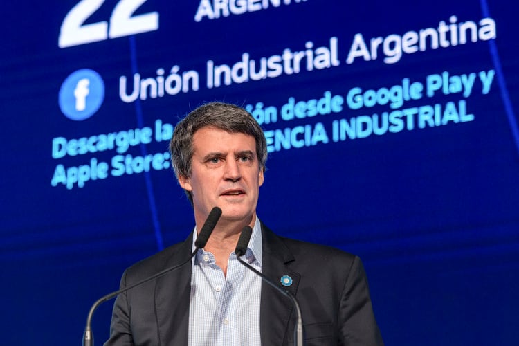 Prat-Gay llevó las riendas de la economía en el primer año de gobierno de Macri.