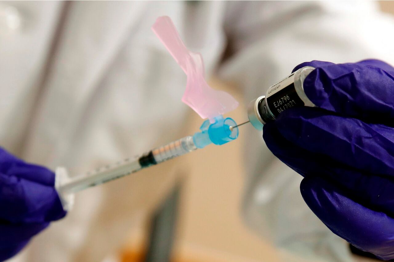 "La decisión sanitaria más importante que nos tenemos que plantear es si queremos tener 10 millones de personas vacunadas a marzo con dos dosis o si preferimos tener 20 millones de personas con una sola", dijo Vizotti.