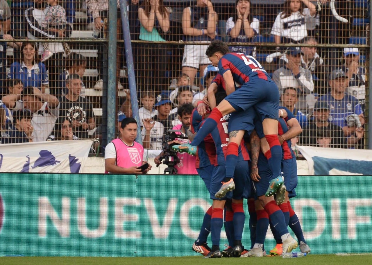 Montañita sobre Adam Bareiro para festejar su terrible golazo