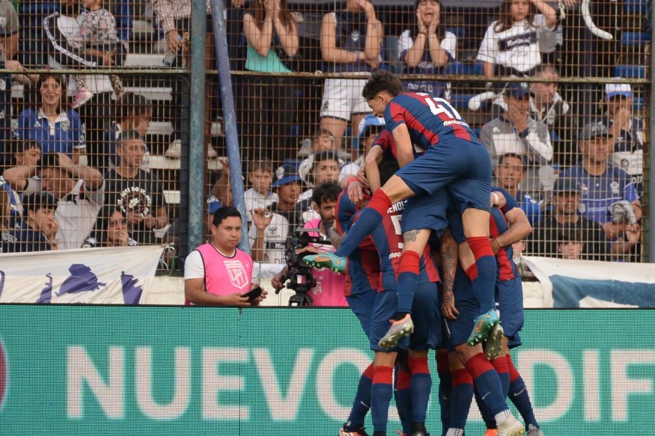 Montañita sobre Adam Bareiro para festejar su terrible golazo