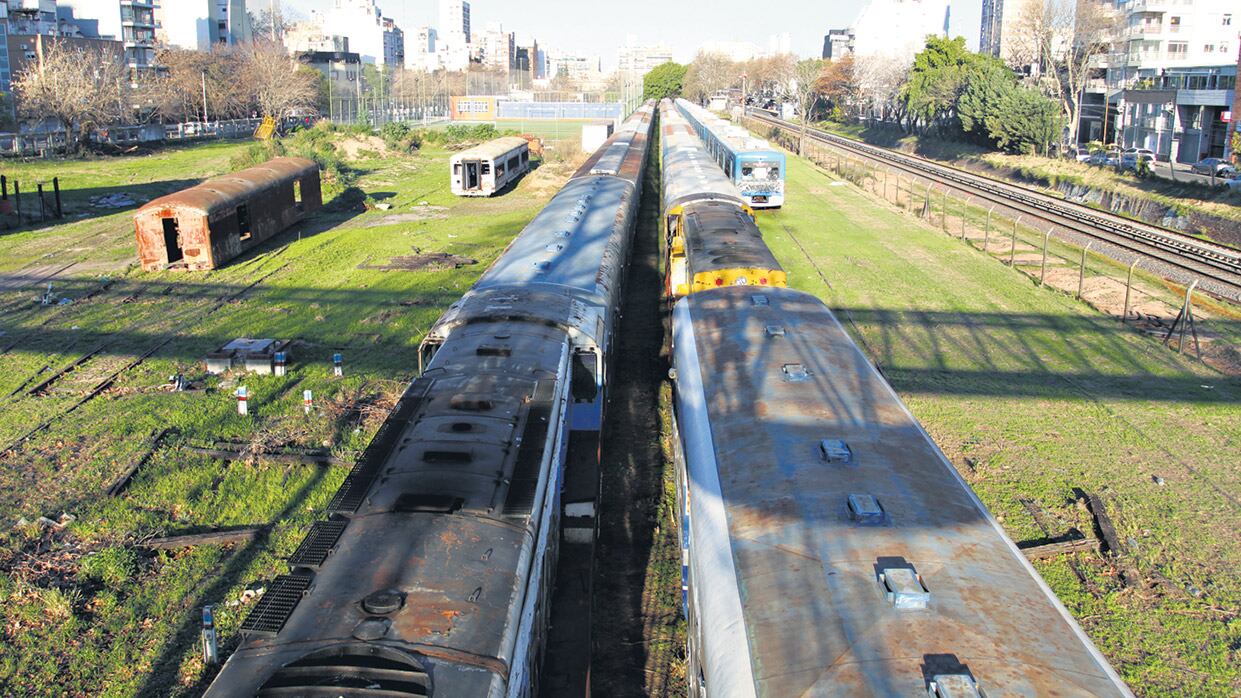 El predio está limitado por las vías del ferrocarril, Lacroze, Moldes y Virrey Avilés.