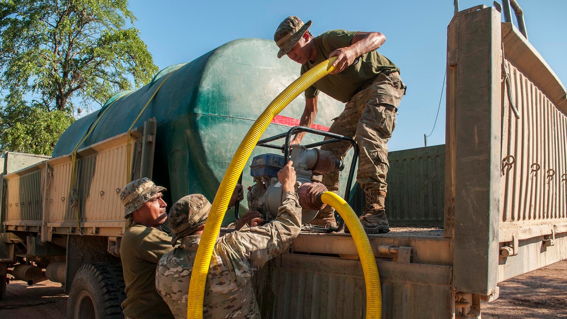En el verano el Ejército colaboró con la provisión de agua a las comunidades