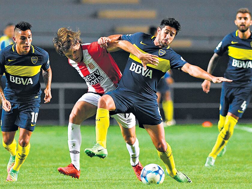 Centurión y Peruzzi observan la lucha por la pelota que protagonizan Pablo Pérez y Cejas.