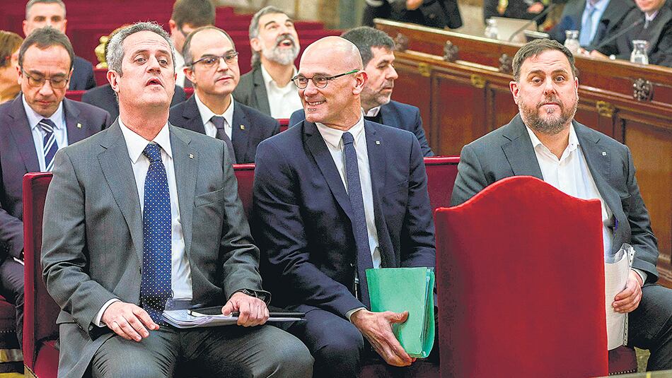 Los acusados Joaquim Forn, Raúl Romeva y Oriol Junqueras (primera fila) ayer en el TS de Madrid.