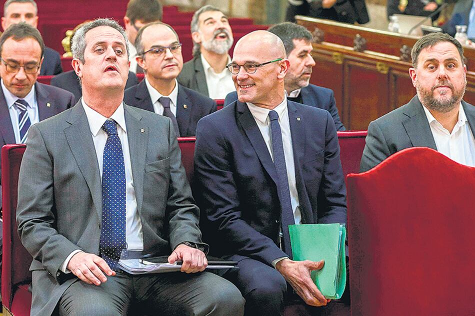 Los acusados Joaquim Forn, Raúl Romeva y Oriol Junqueras (primera fila) ayer en el TS de Madrid.