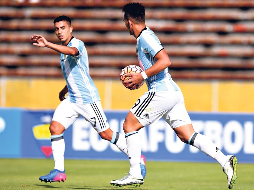 Lautaro Martínez corre con la pelota en la mano después de marcar el segundo gol de la Sub-20.