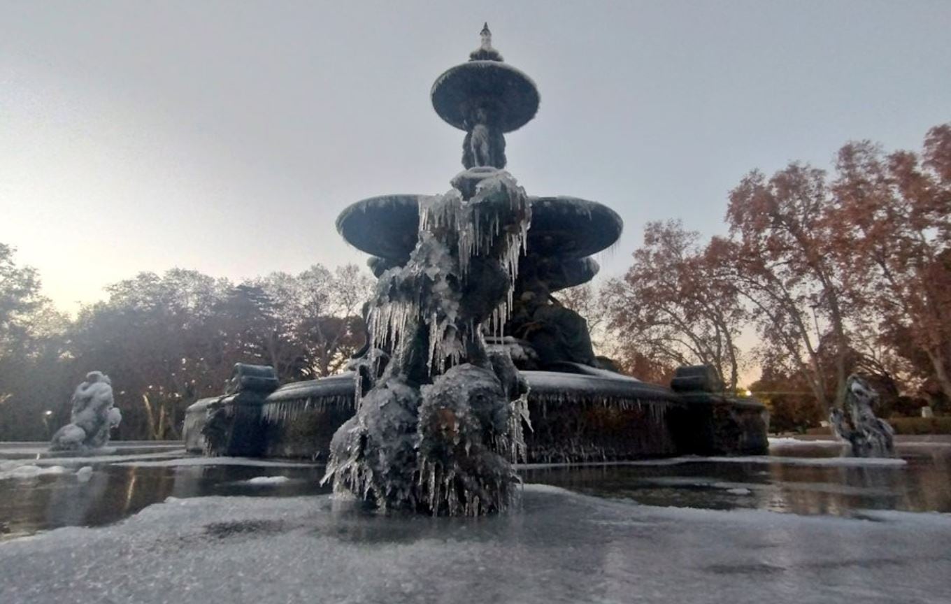 La fuente del Parque General San Martín, en Mendoza, congelada. Imagen @matipascualetti