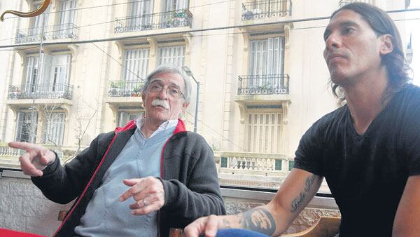 Juan Martín Guevara posa junto a Luciano Goux, el capitán de Defensores.