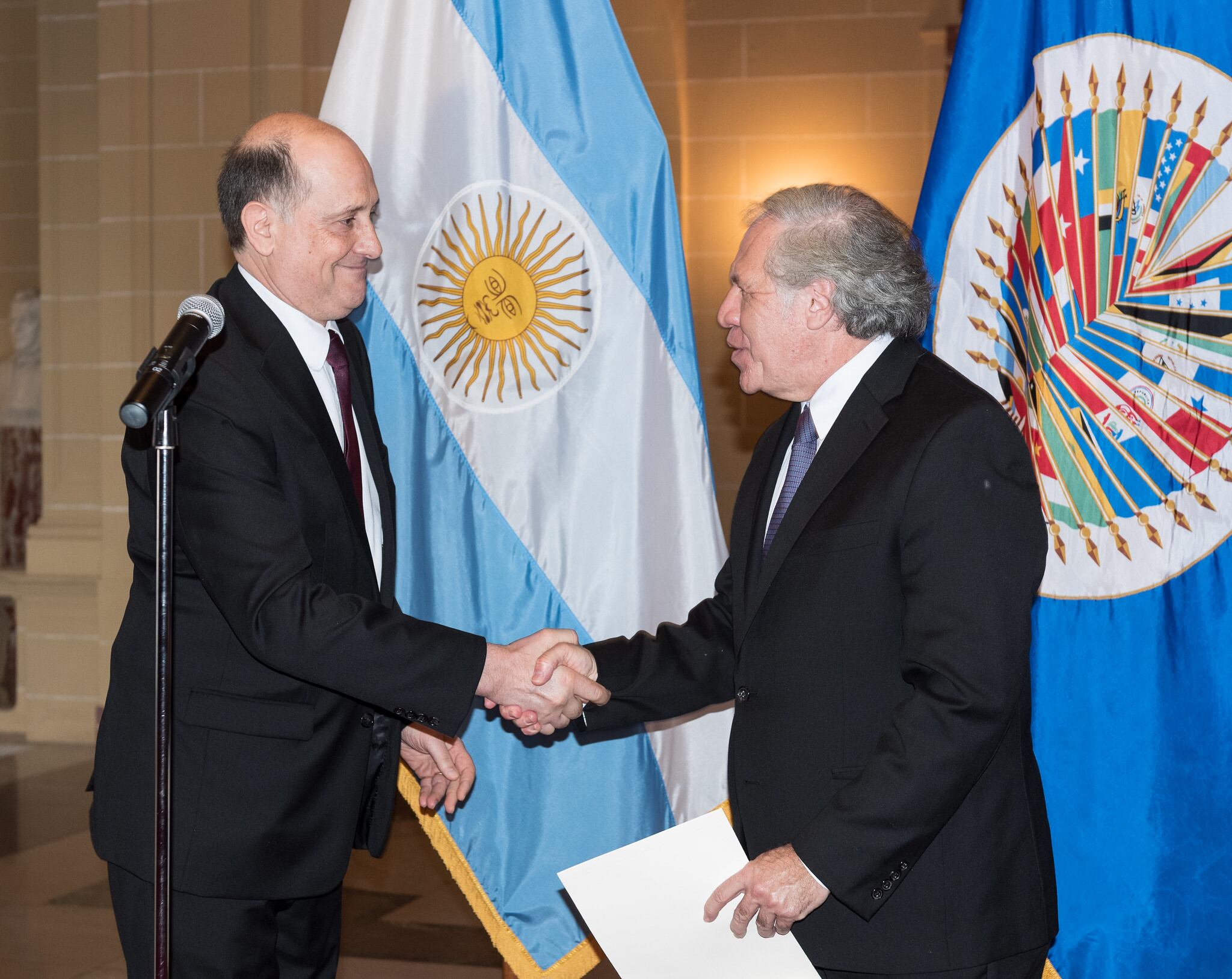 Daniel Raimondi saluda a Luis Almagro al presentarle sus cartas credenciales como representante en la OEA.