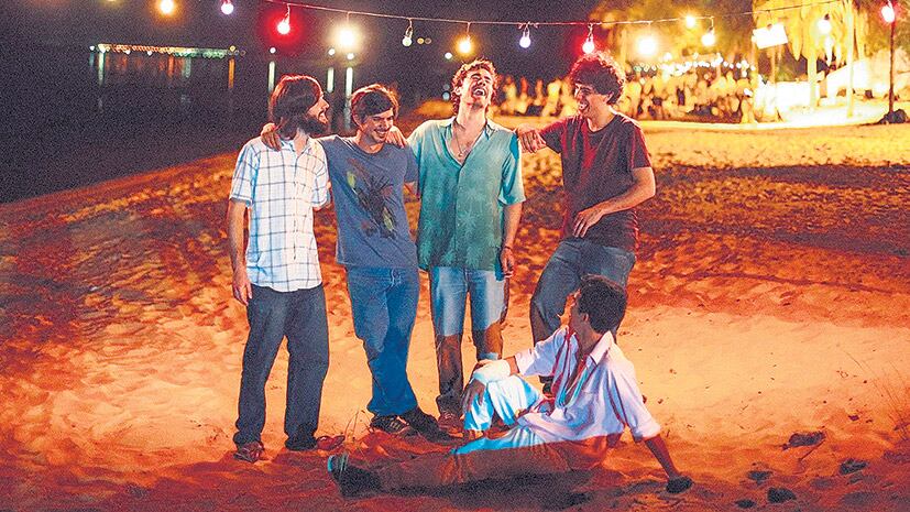 La narración de Los vagos es fluida, precisa y concisa, con audaces saltos espaciales y temporales.