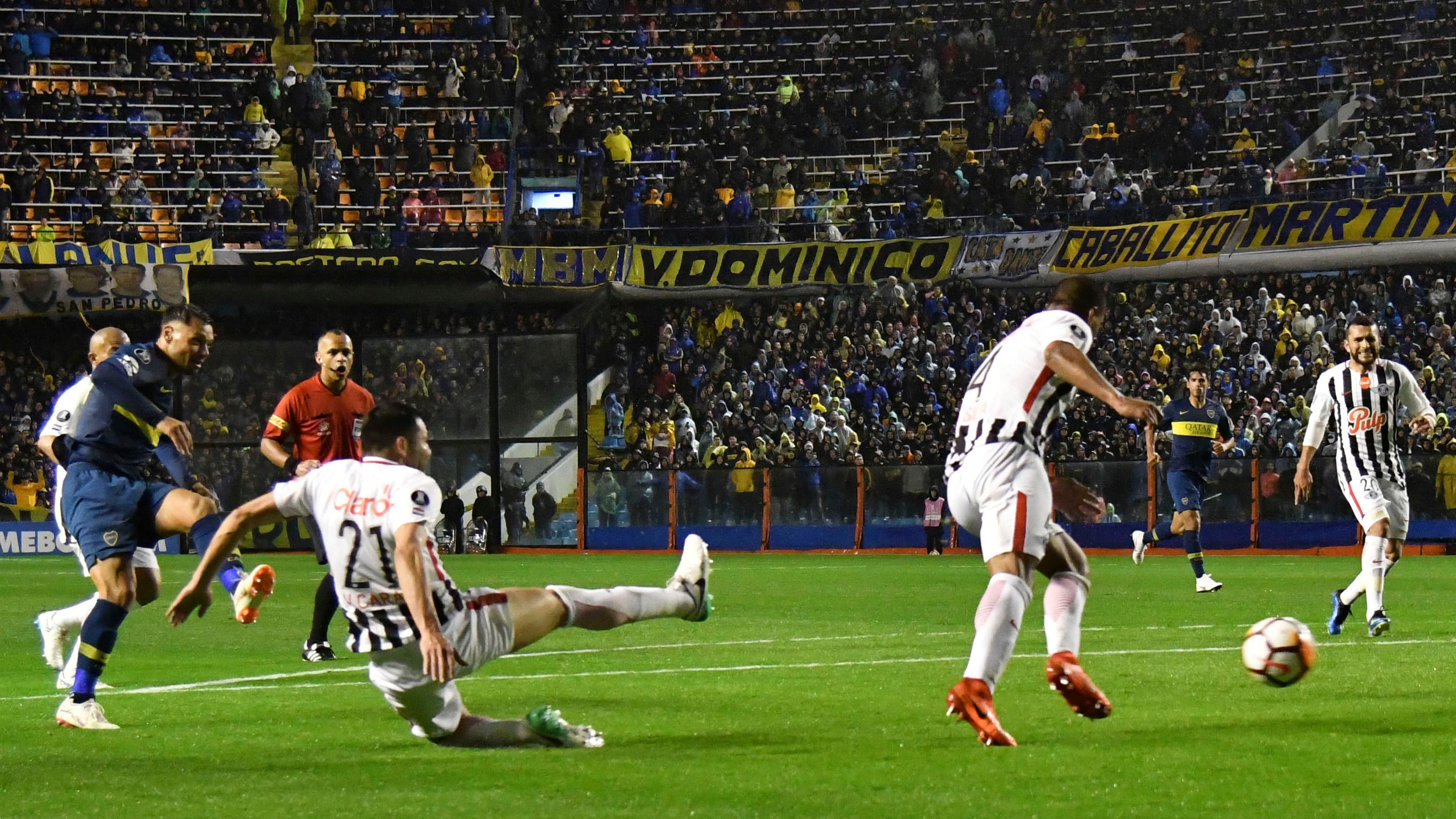Zárate marcó el segundo de Boca culminando una muy buena maniobra personal con un remate de zurda que se metió en el primer palo de Muñoz.