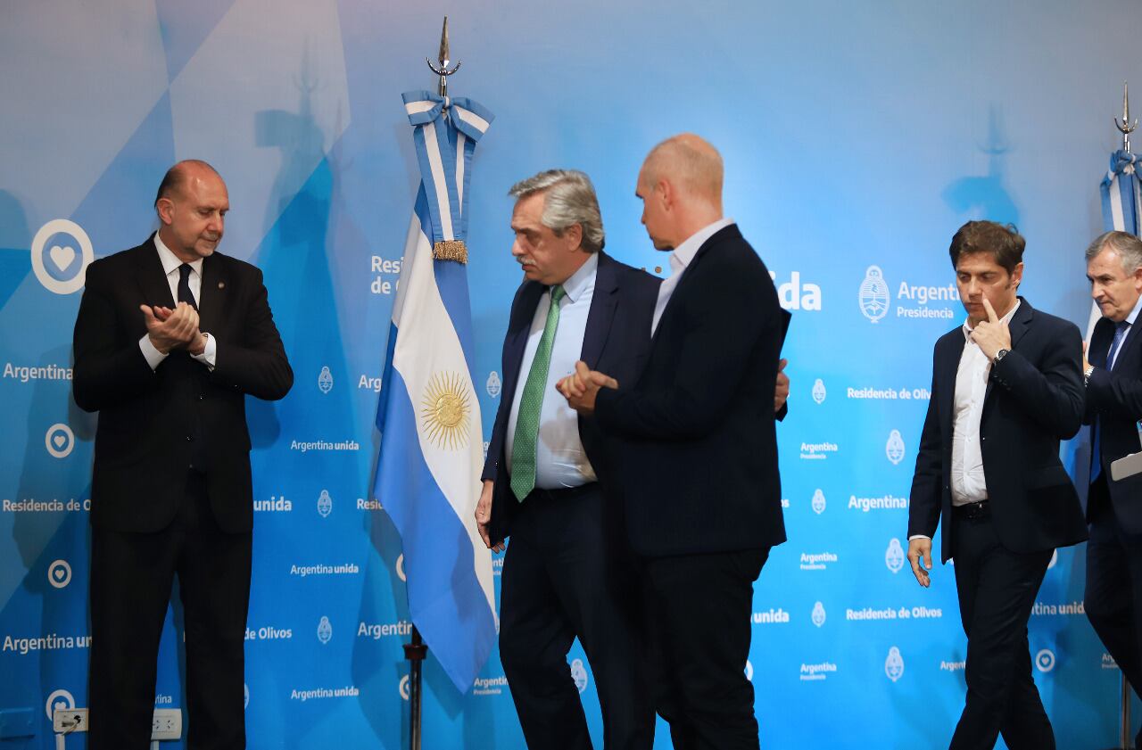 El Presidente convocó para este jueves a la hora del té a los 24 mandatarios de la Argentina a la residencia de Olivos para tener su aval antes de iniciar la compleja negociación con los fondos de inversión que operan en New York.