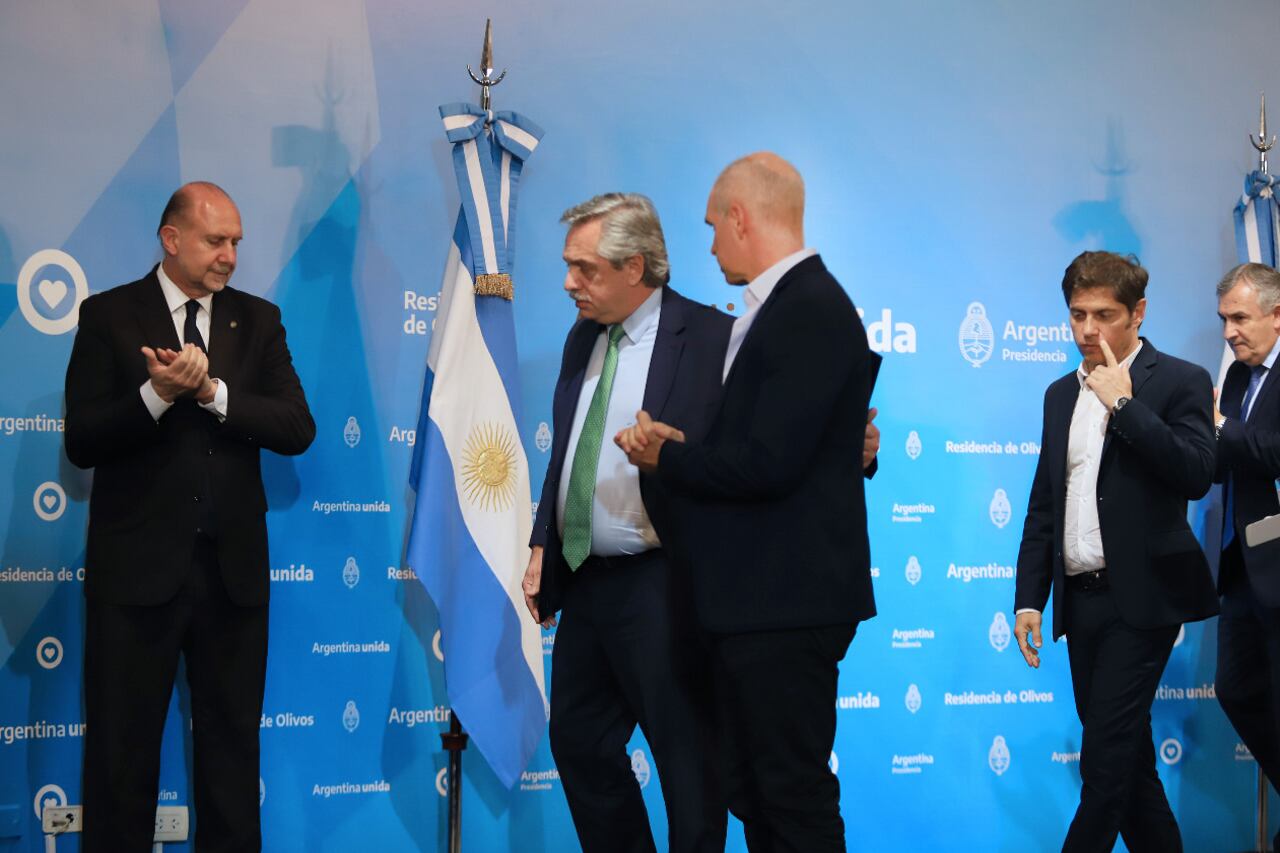 El Presidente convocó para este jueves a la hora del té a los 24 mandatarios de la Argentina a la residencia de Olivos para tener su aval antes de iniciar la compleja negociación con los fondos de inversión que operan en New York.