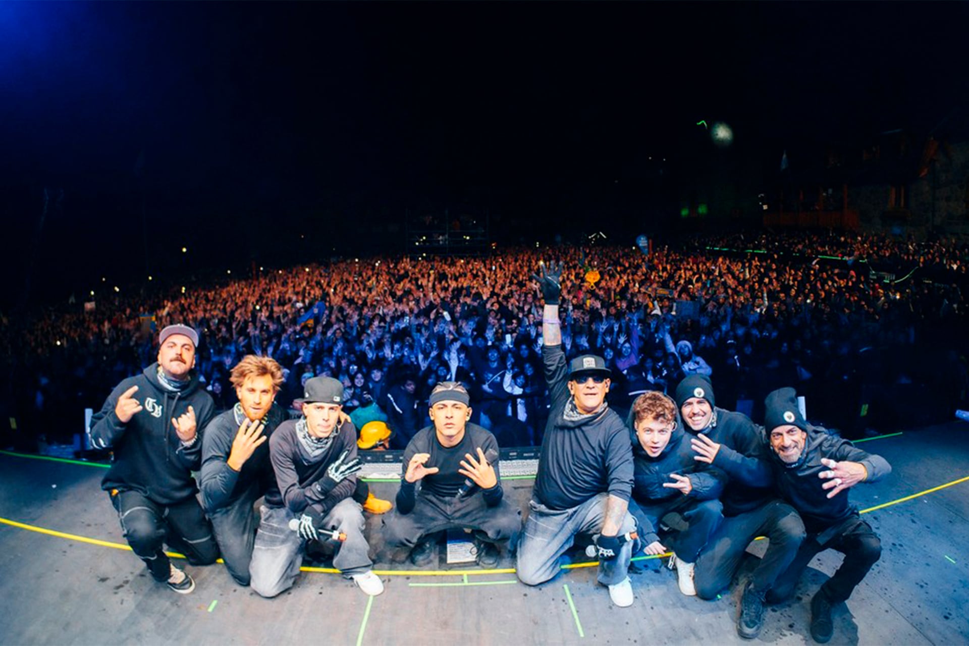 Junto con su equipo, Trueno ofreció un concierto compacto y comprometido que recorrió sus distintas facetas.
