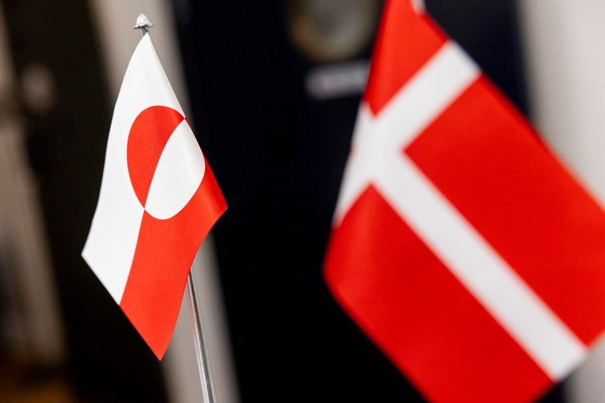 Banderas de Groenlandia y Dinamarca este miércoles durante un encuentro de ministros de finanzas de ambos territorios.