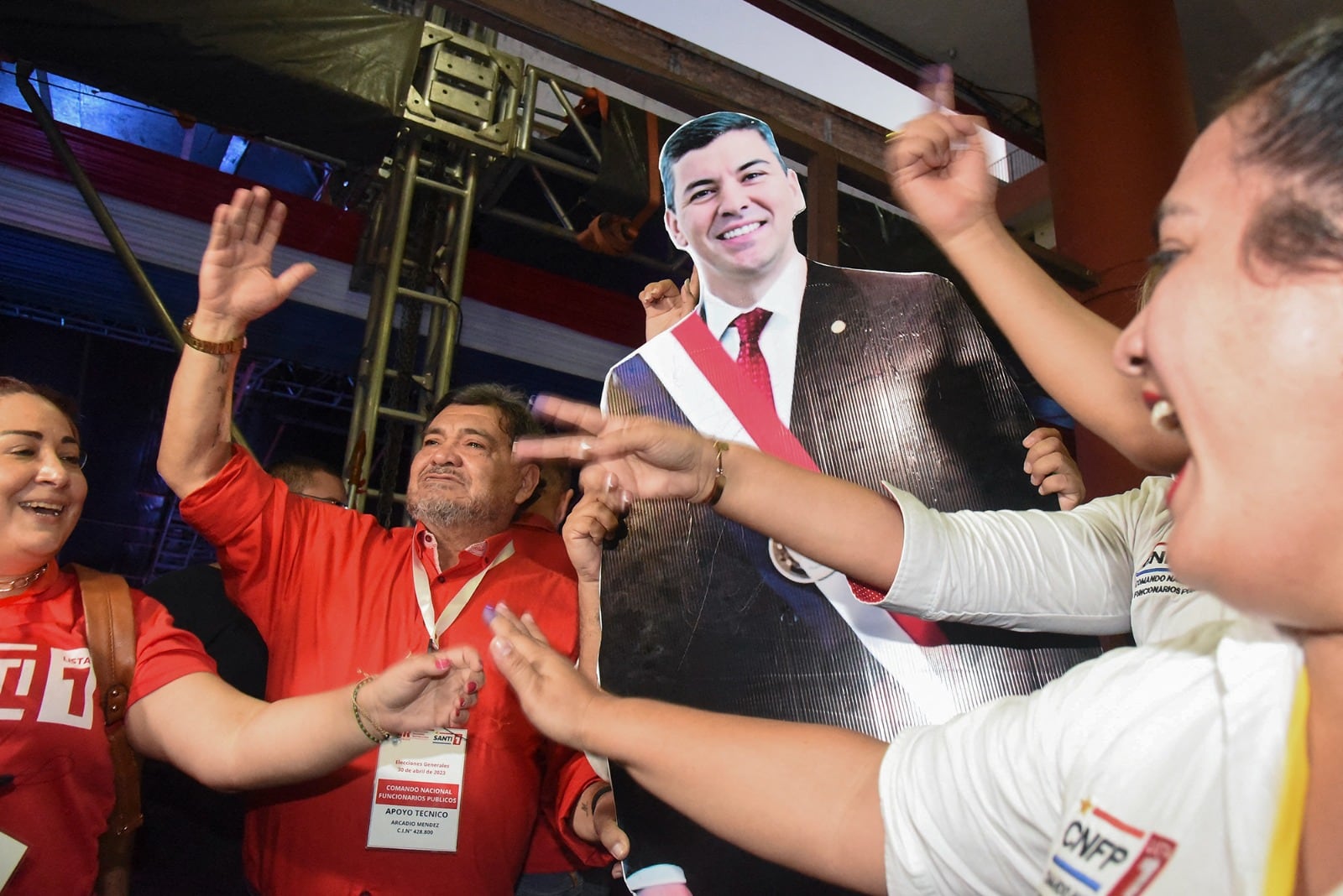Militantes del Partido Colorado festejan en el búnker