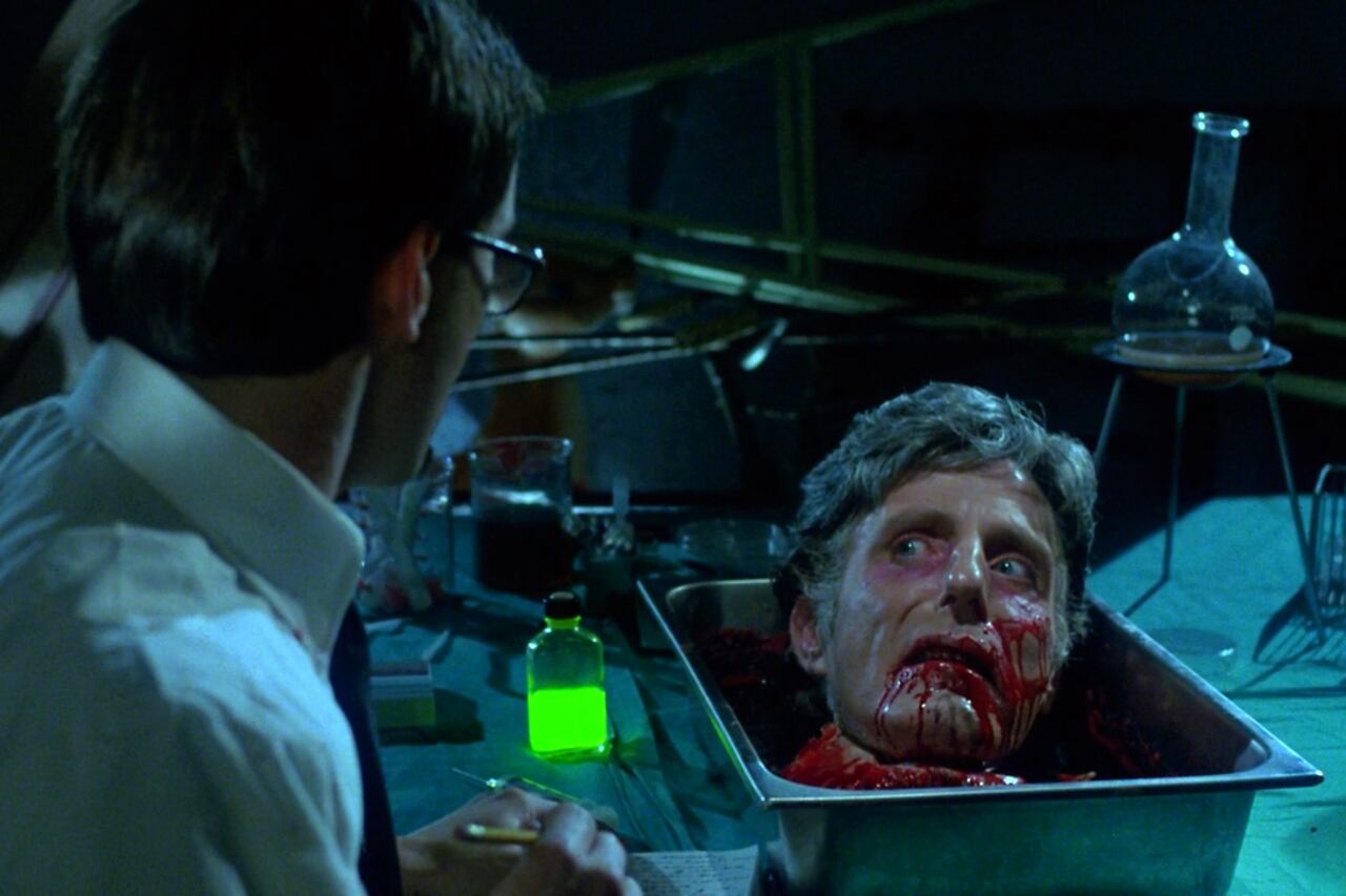 Una escena de "Re-Animator" (1985), la película más famosa de Stuart Gordon.