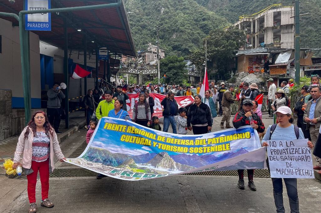 Los pobladores coreaban cánticos como: "Atrás, atrás ministra incapaz", por la funcionaria Leslie Urtega