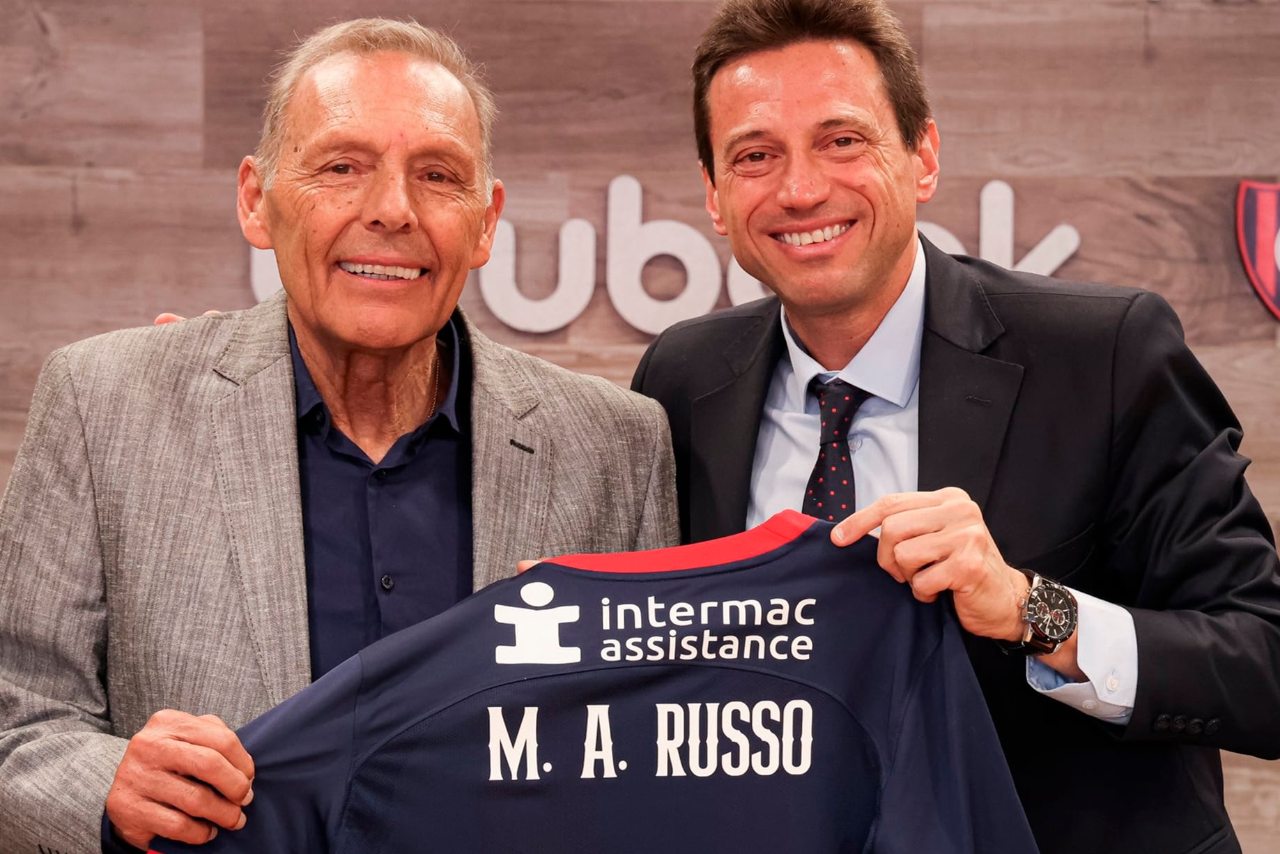 Miguel Russo posa junto la presidente de San Lorenzo, Marcelo Moretti