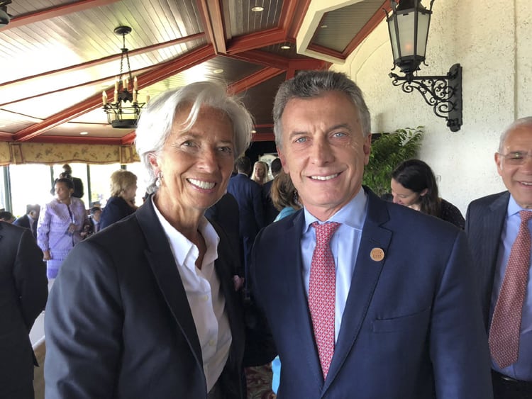 Macri y Lagarde se saludaron brevemente al cruzarse en un pasillo.