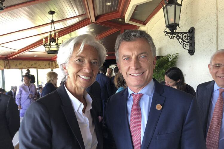 Macri y Lagarde se saludaron brevemente al cruzarse en un pasillo.