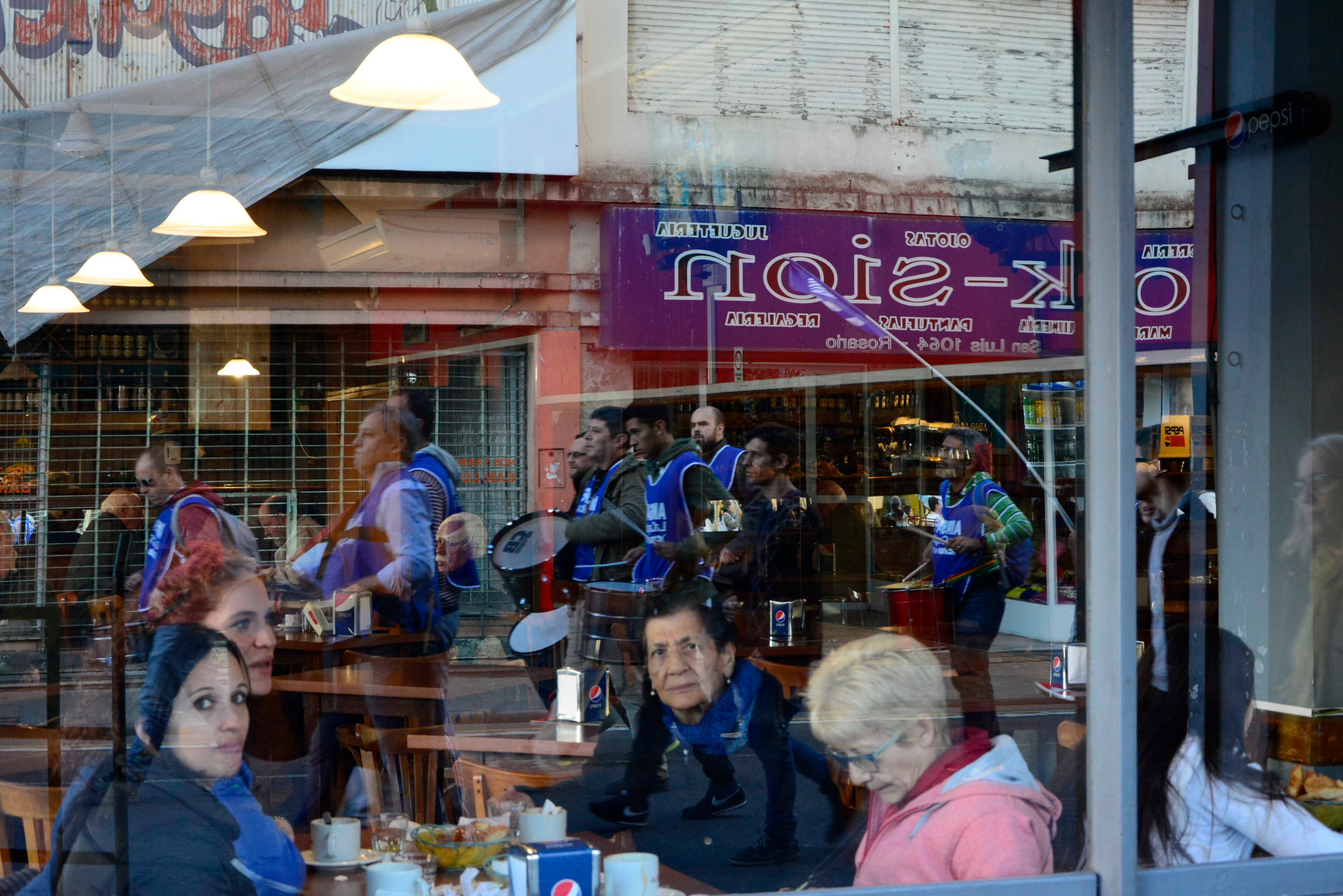 Las columnas se movilizaron por el centro rosarino.