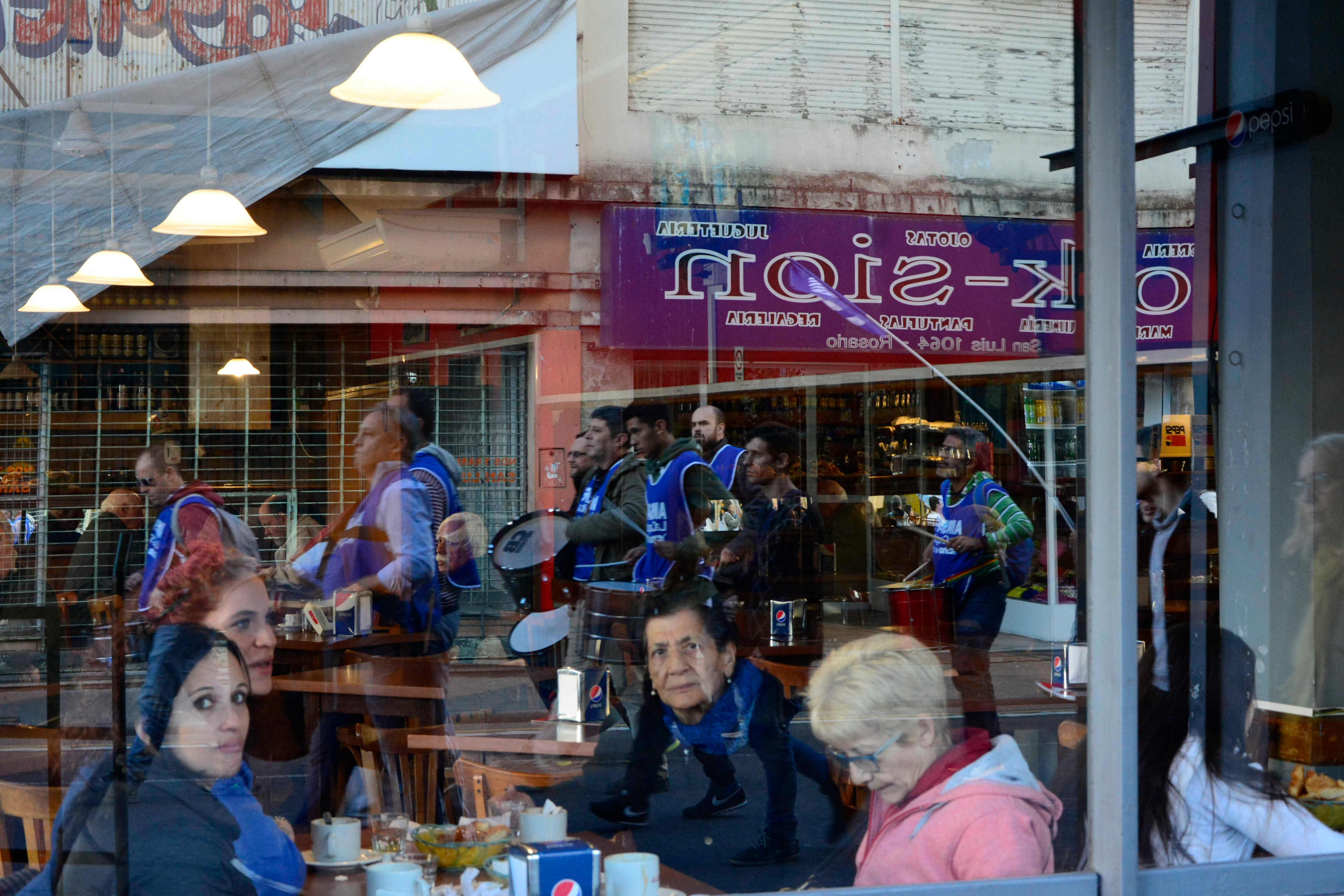 Las columnas se movilizaron por el centro rosarino.