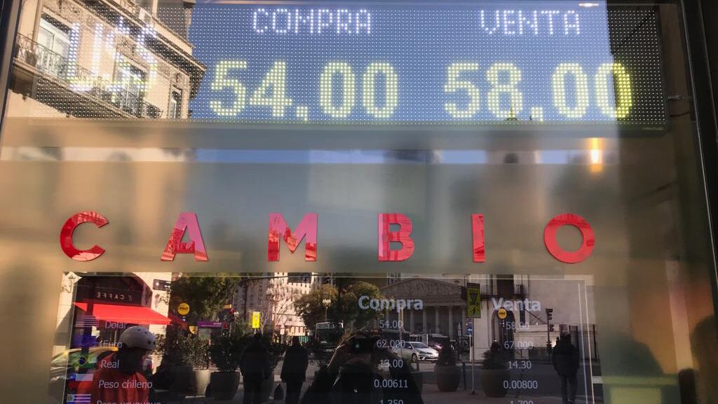 "Era imprescindible colocar limitaciones a las compras de dólares", afirma Heller.