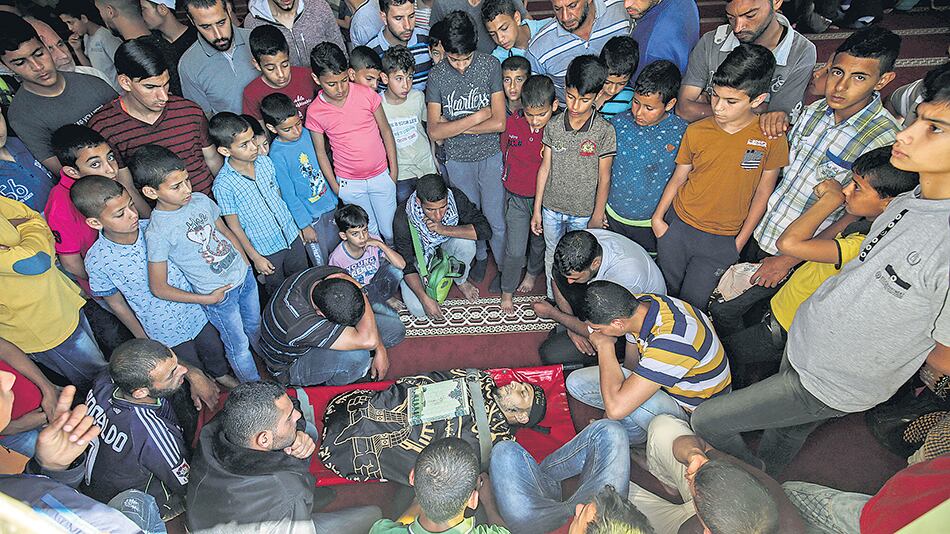 Una de las decenas de víctimas fatales de ayer en la frontera entre Gaza e Israel.