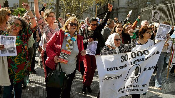 Nora Cortiñas, de Madres de Plaza de Mayo Línea Fundadora, encabezó la marcha.