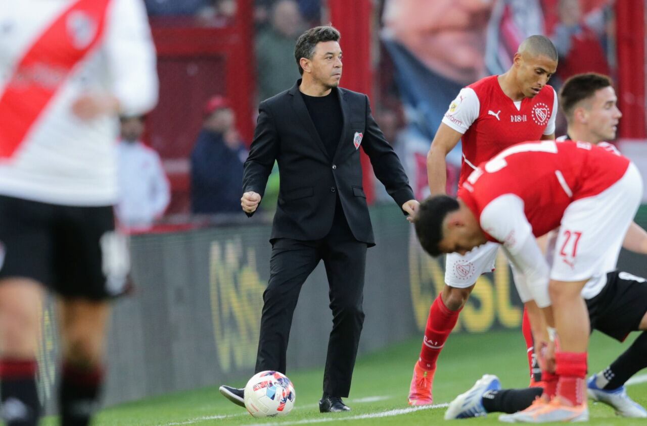 Gallardo para la pelota al costado de la cancha