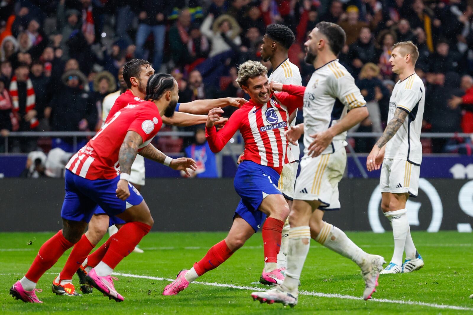 El francés Griezmann acaba de marcar un golazo que encarriló el triunfo del Aleti