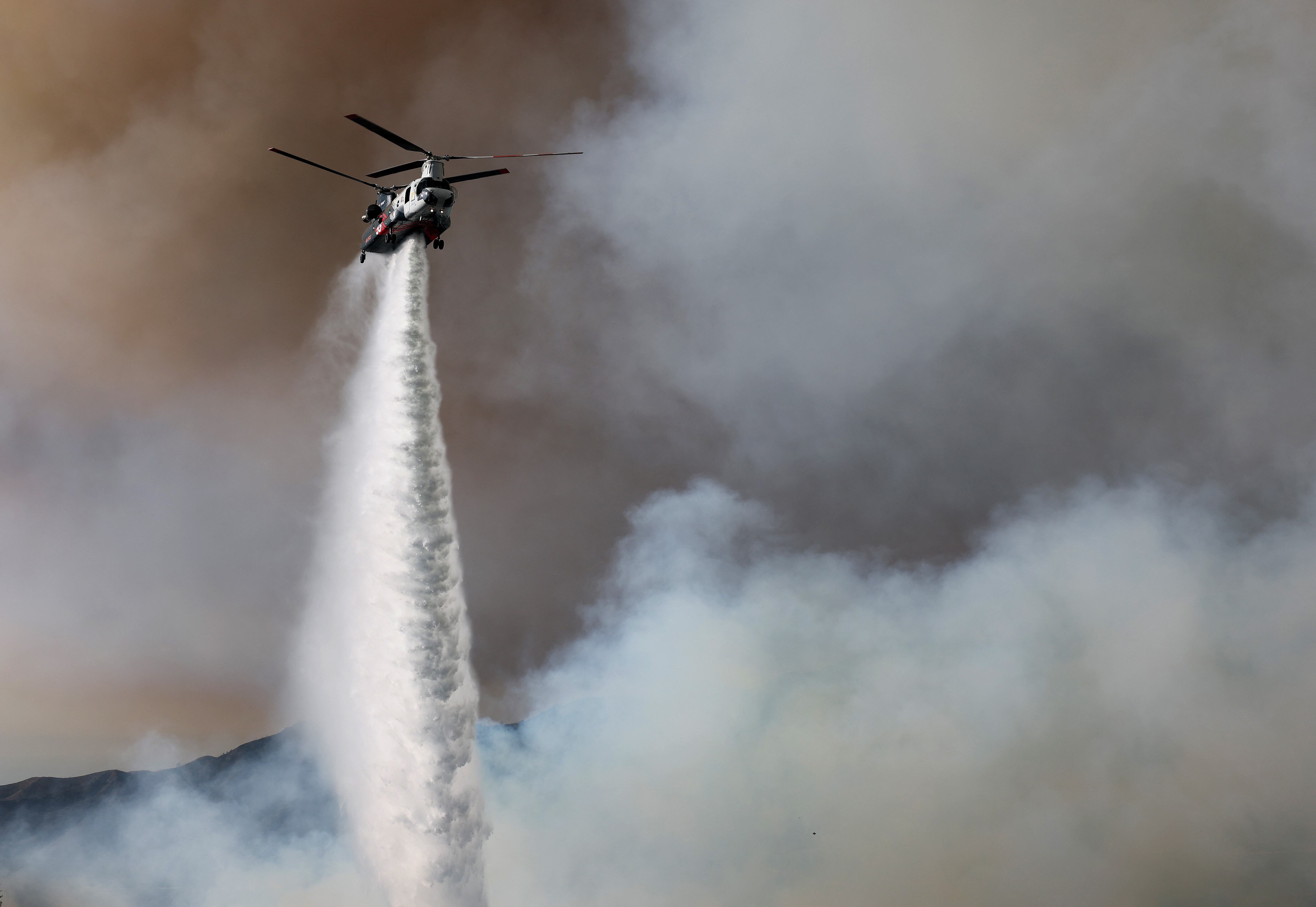 Poco se logra contra el fuego en California.