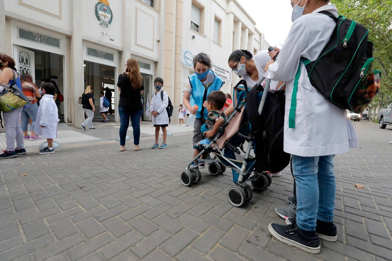 El barbijo dejó de ser obligatorio en los espacios abiertos de las escuelas bonaerenses,