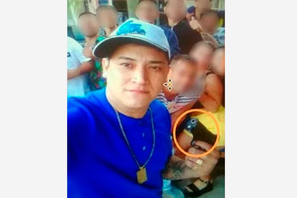 Francisco Riquelme, selfie con arma en mano.