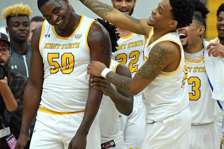 Todos los compañeros felicitan a Bennett tras su debut y su primer doble