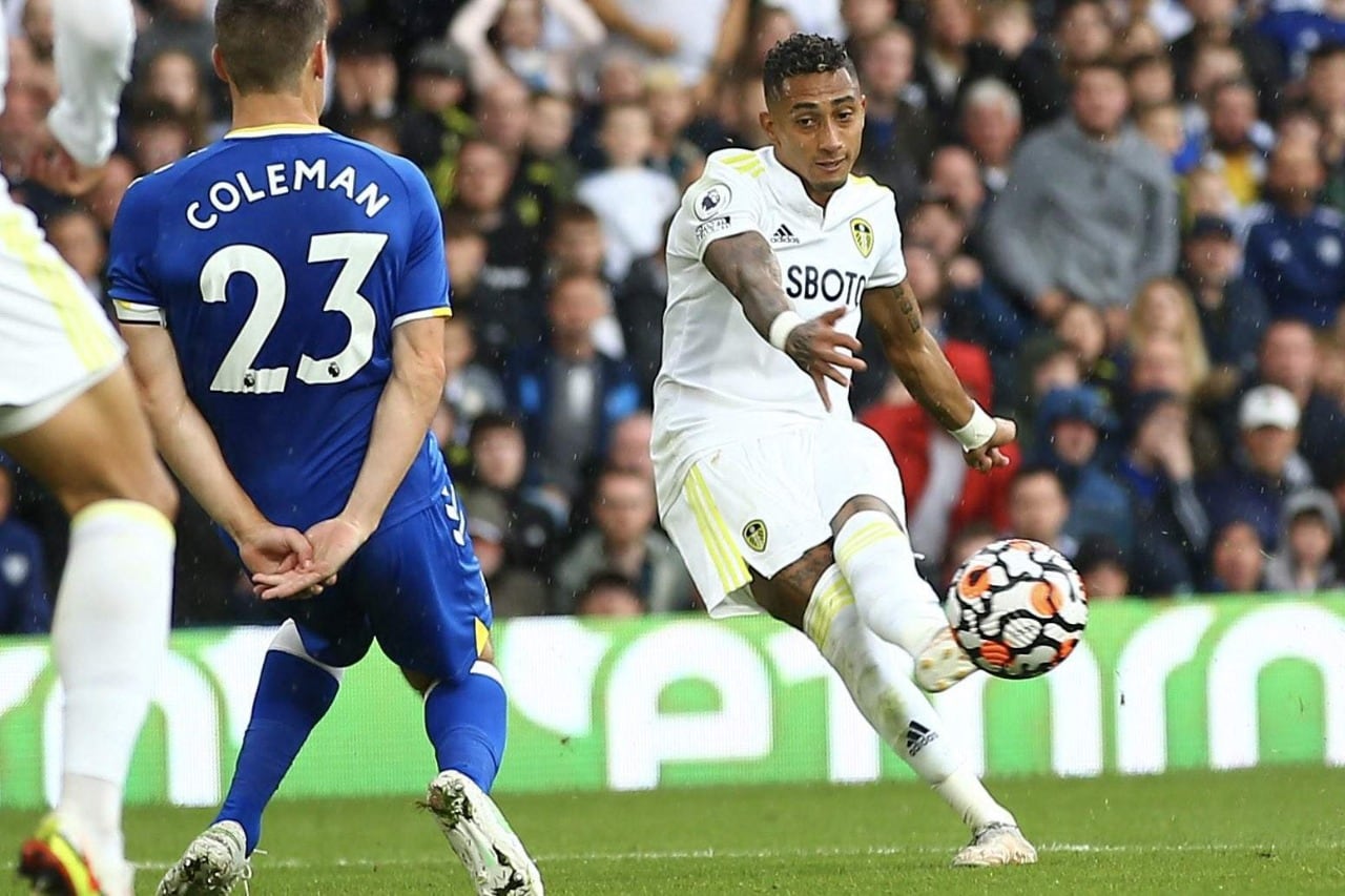 Raphina ya sacó el espectacular zurdazo para el segundo empate del Leeds.