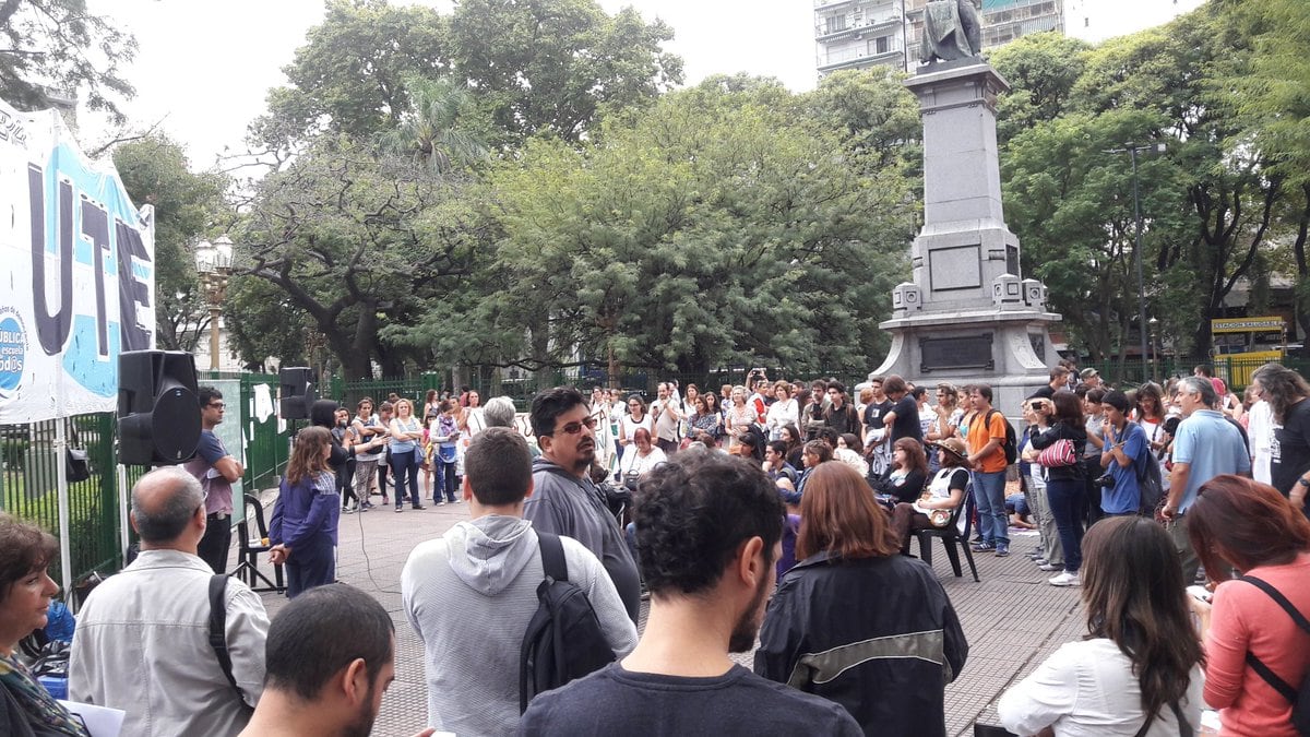 Los docentes realizaron una clase pública en Plaza Flores