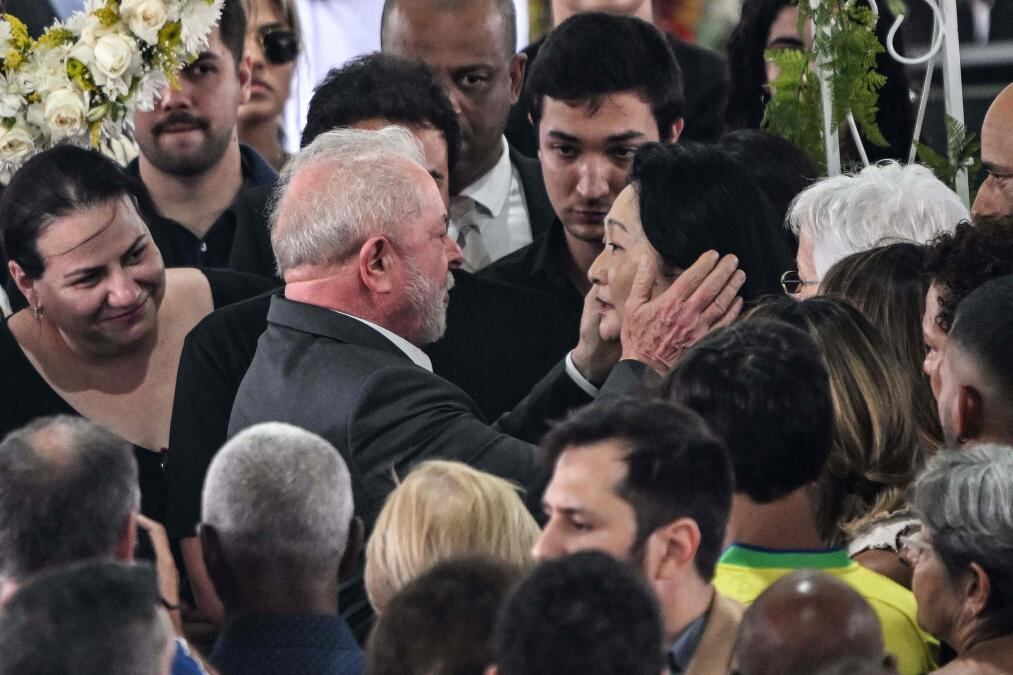 Márcia Aoki junto al presidente de Brasil, Lula da Silva, en el funeral de Pelé. (Foto: EFE).