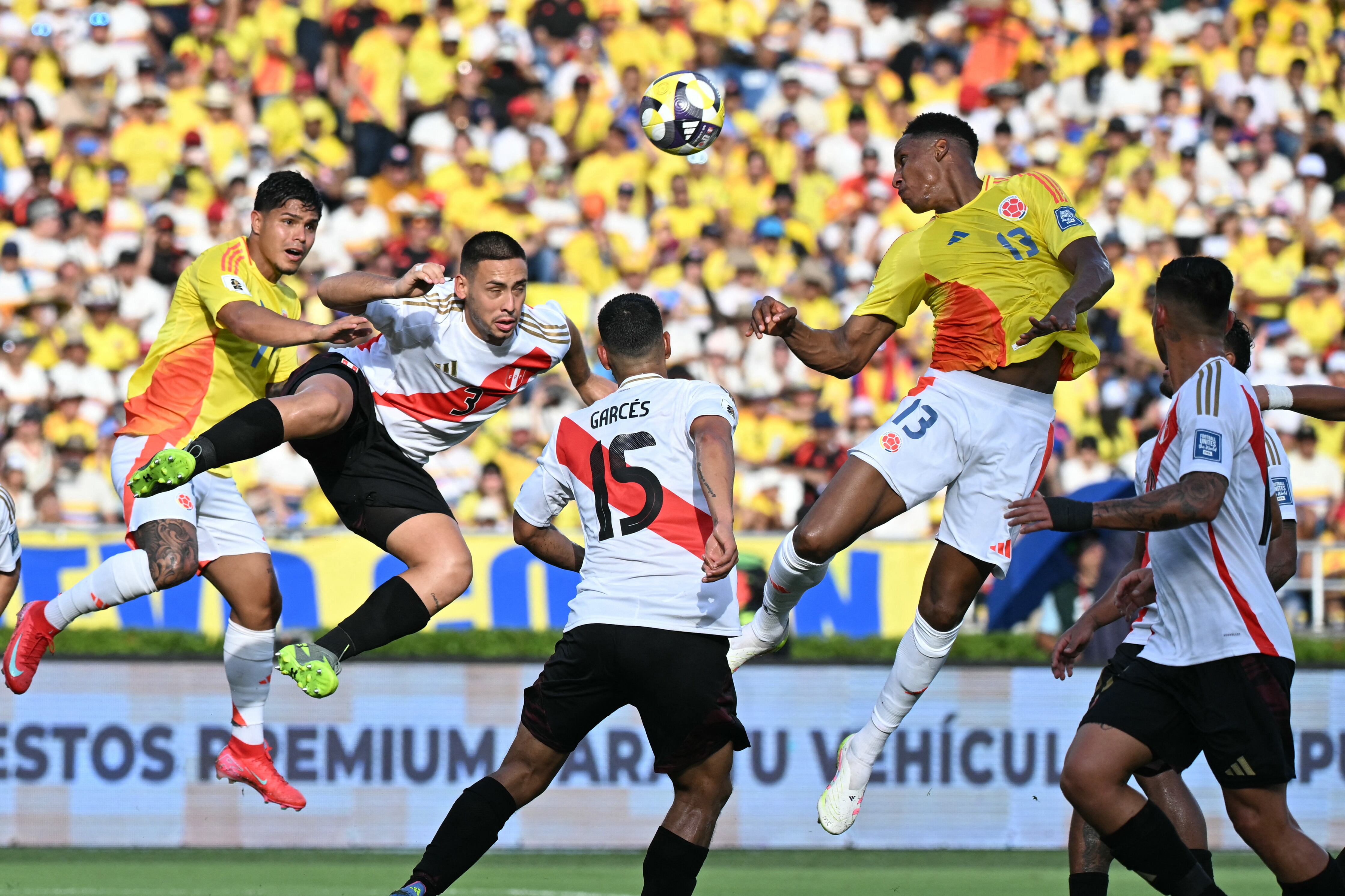 A falta de goles, hubo intentos de acrobacia en Barranquilla