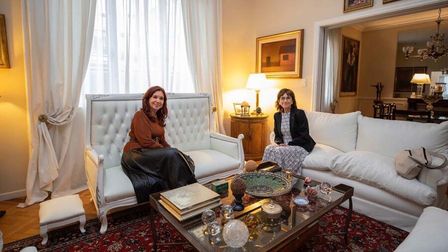 La vicepresidenta junto a la periodista española Pilar del Río, una de las firmantes del documento. 