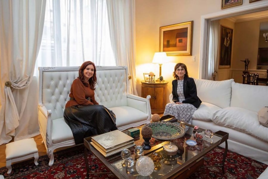 La vicepresidenta junto a la periodista española Pilar del Río, una de las firmantes del documento.