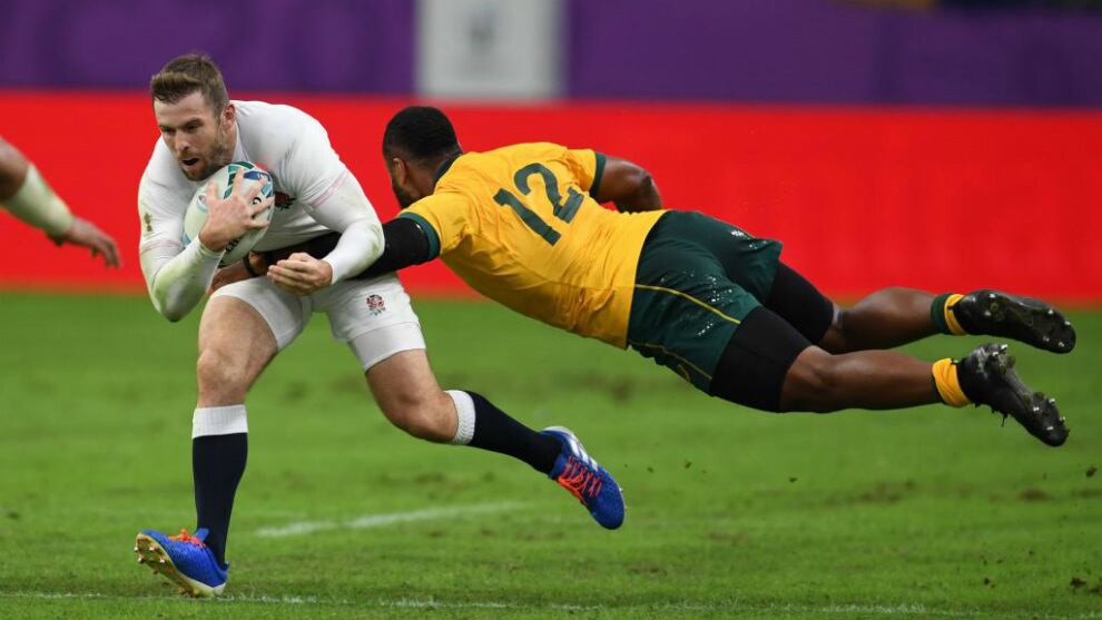 El inglés Elliot Daly se escapa al tackle del australiano Samu Kerevi.