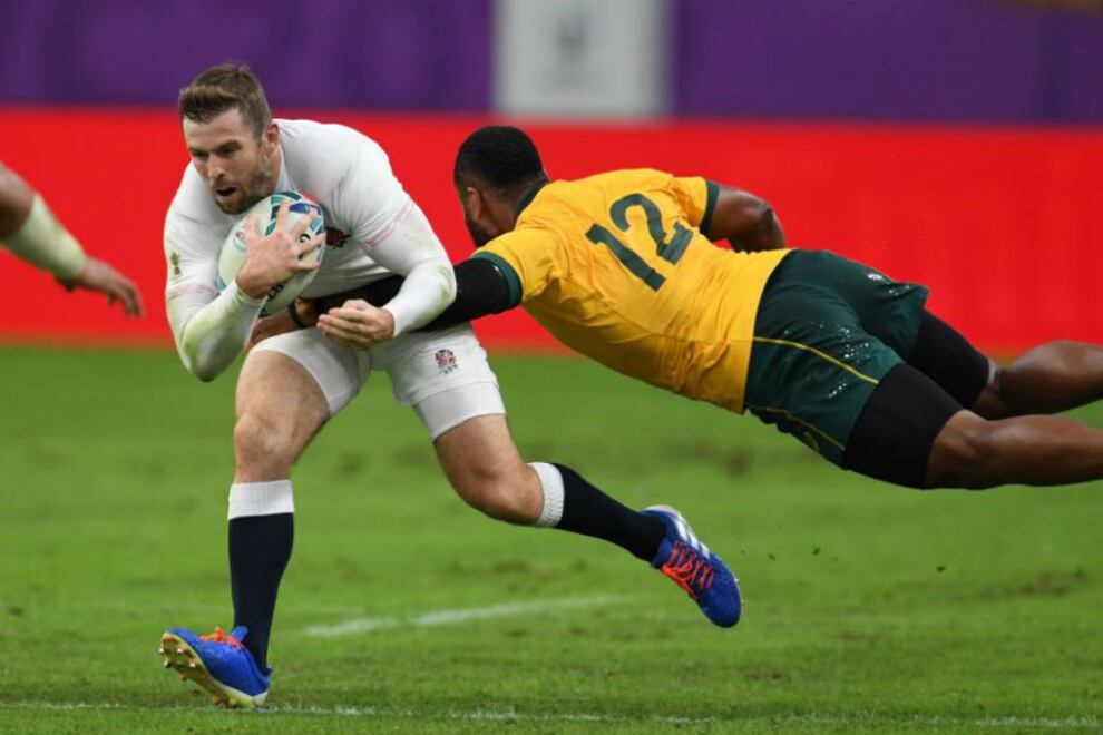 El inglés Elliot Daly se escapa al tackle del australiano Samu Kerevi.
