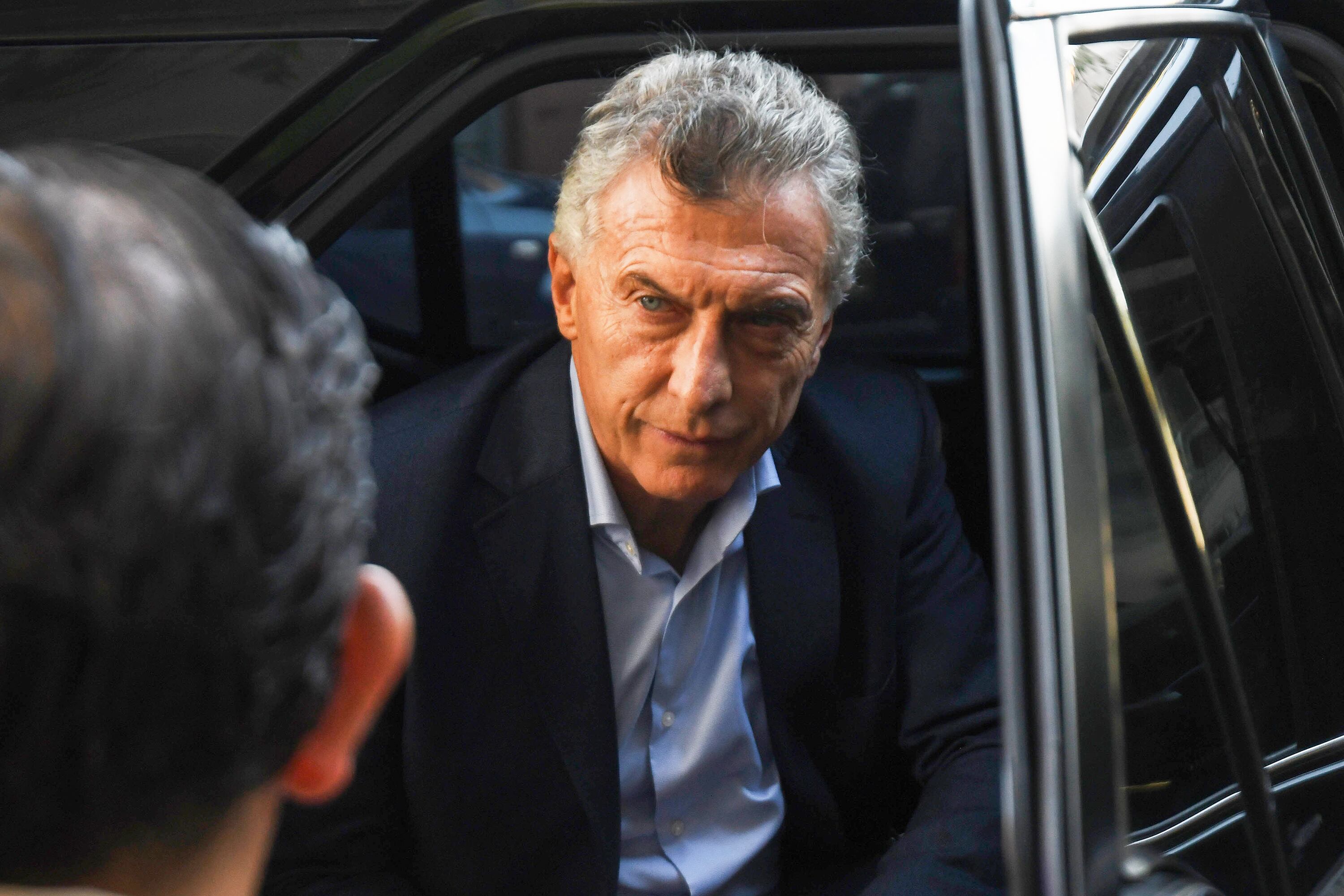 Macri mira desconfiado