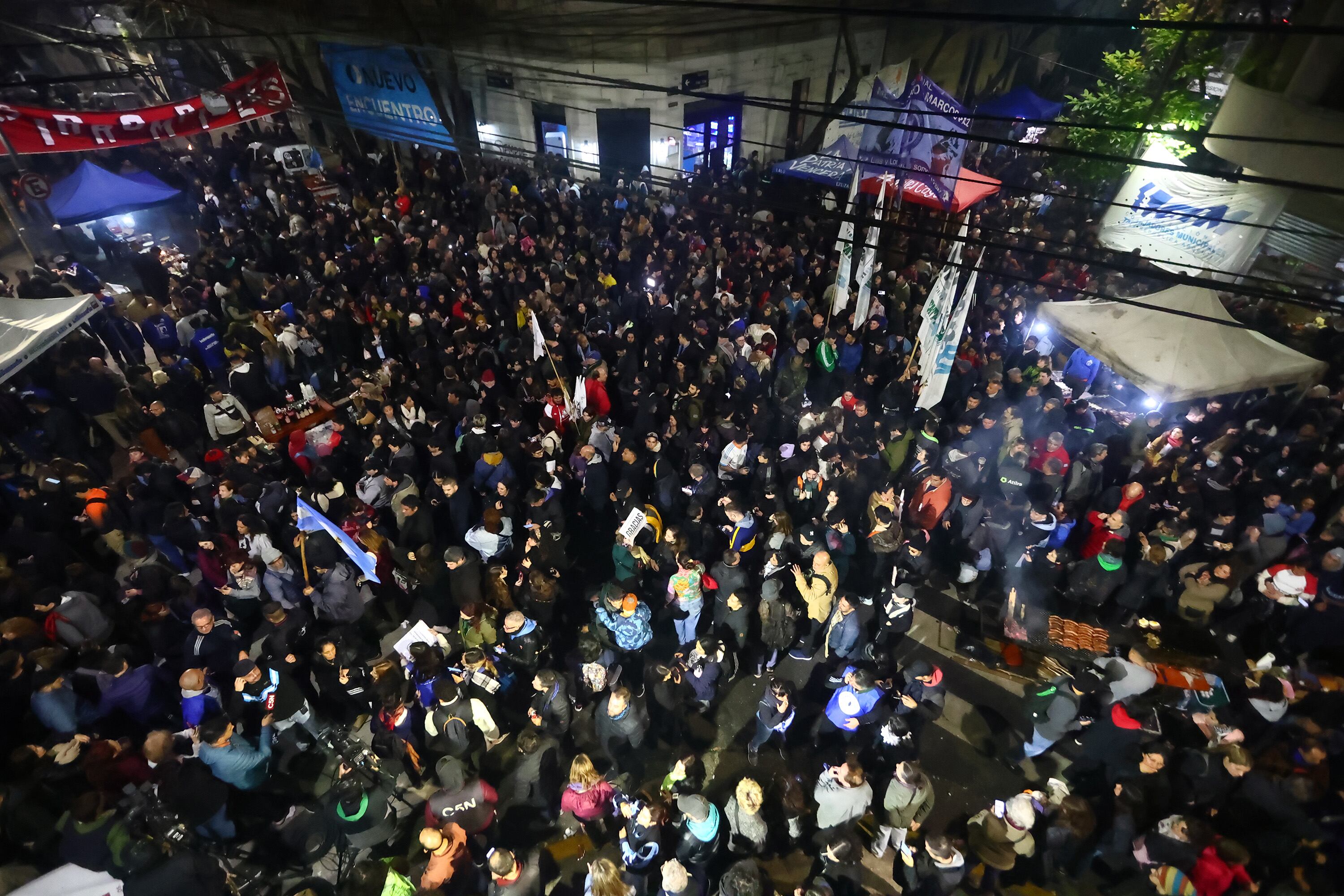Miles de personas pasan todos los días por San José y Humberto Primo para saludar a CFK.