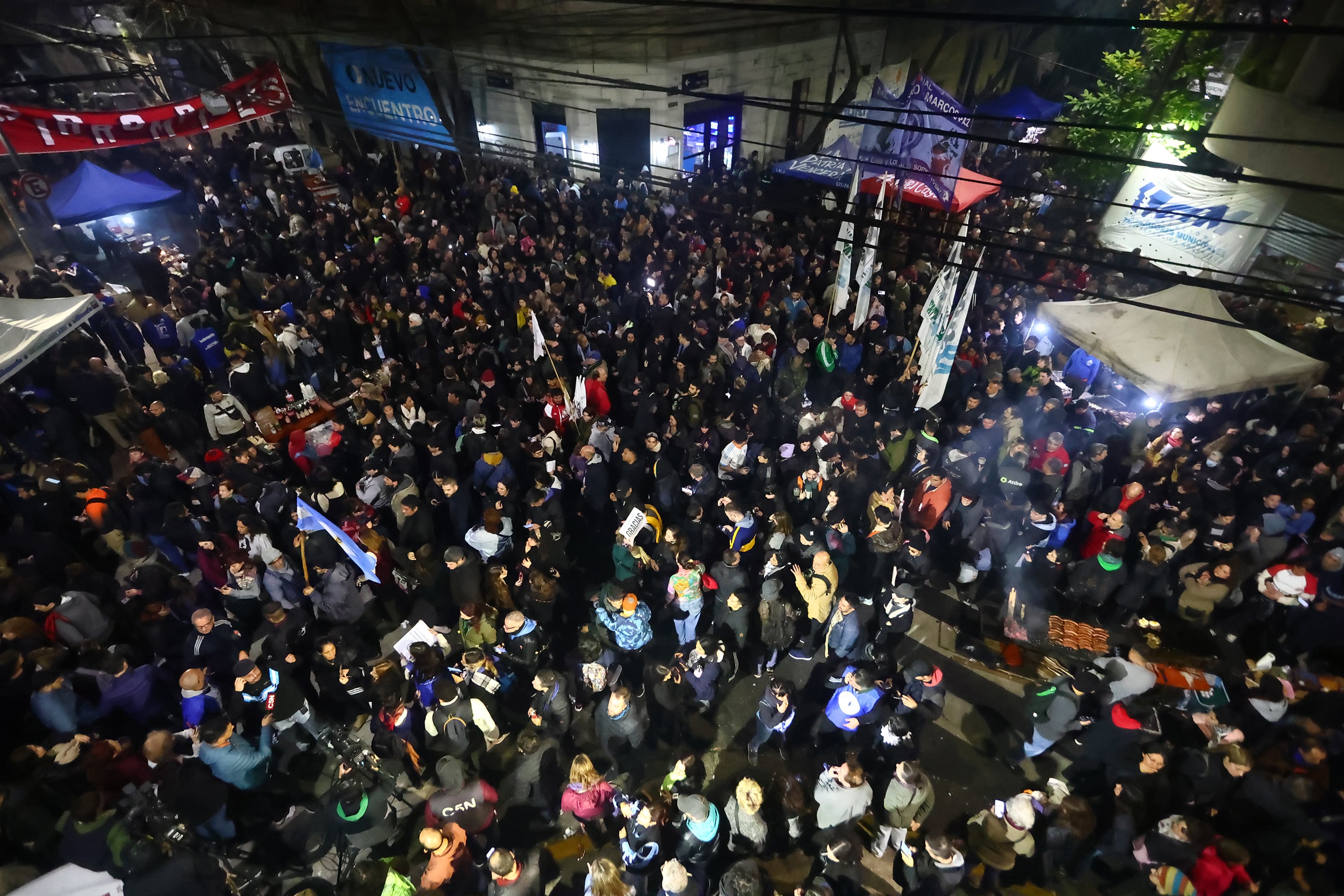 Miles de personas pasan todos los días por San José y Humberto Primo para saludar a CFK.